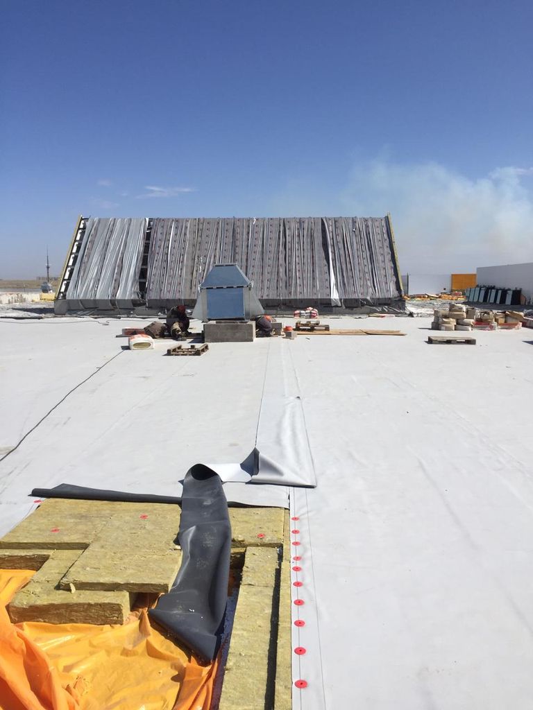 Монтаж ПВХ мембраны кровли «Транспортно-логистический комплекс – Оптово-распределительный центр»