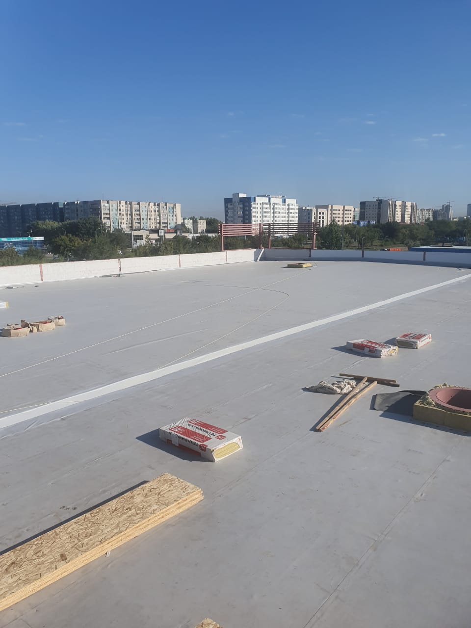 Монтаж ПВХ мембраны кровли Планета электроники
