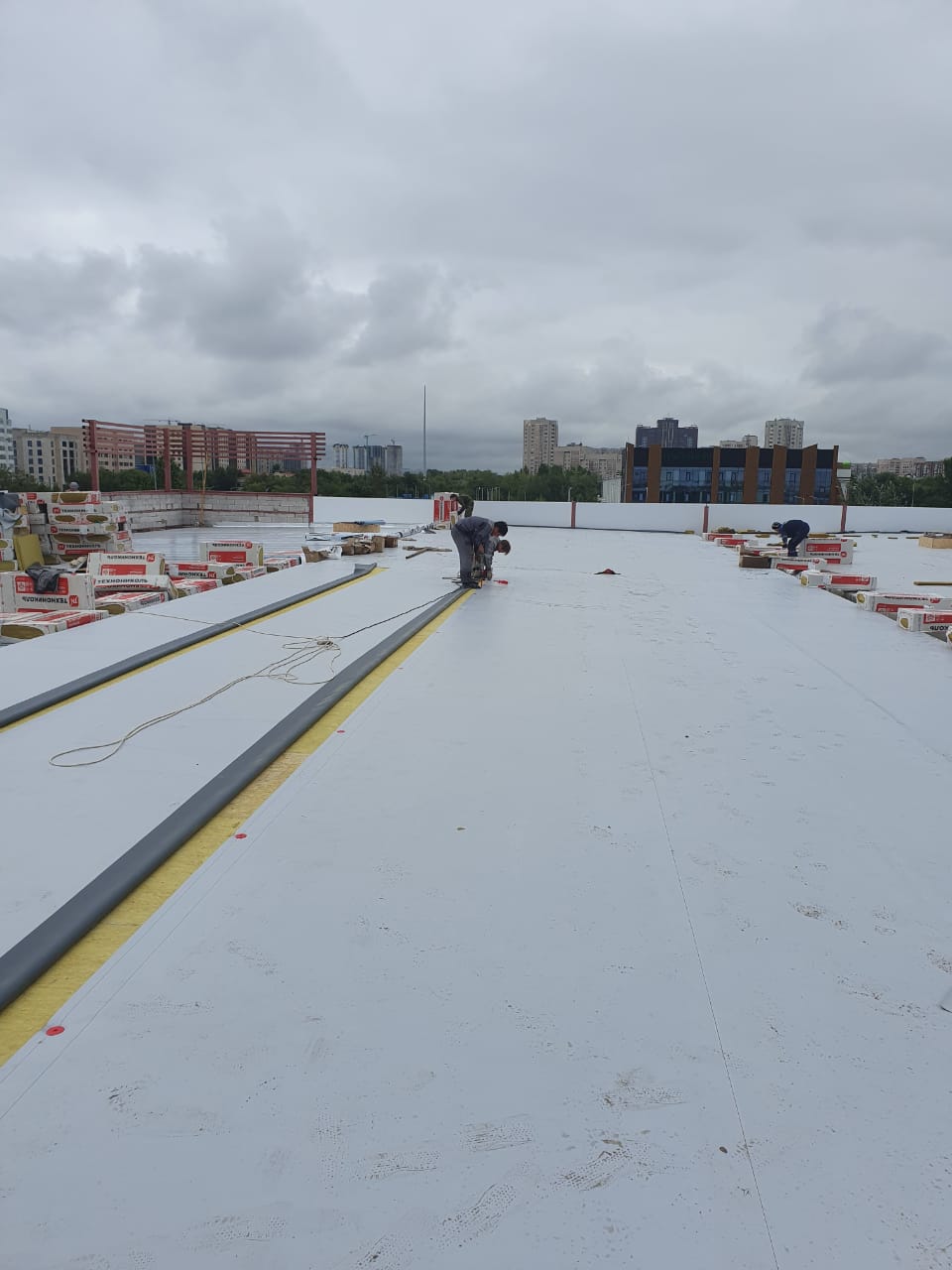 Монтаж ПВХ мембраны кровли Планета электроники